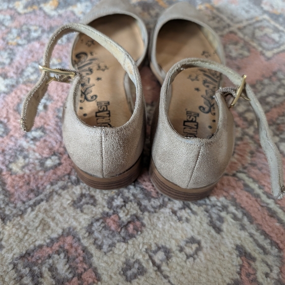 Brash Tan Ankle Strap Flats Pointed Toe Small Heel 6.5 - Picture 4 of 5